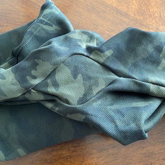 SPANX CAMO LOOK AT ME NOW SEAMLESS LEGGINGS - Picture 13 of 13